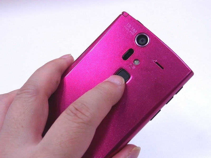 背面のスマート指紋センサーを押すことで、電源のオン/オフもできる