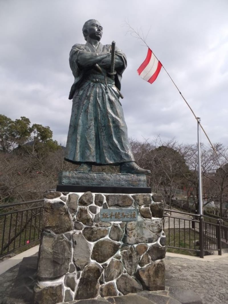 風頭山にある坂本龍馬の銅像
