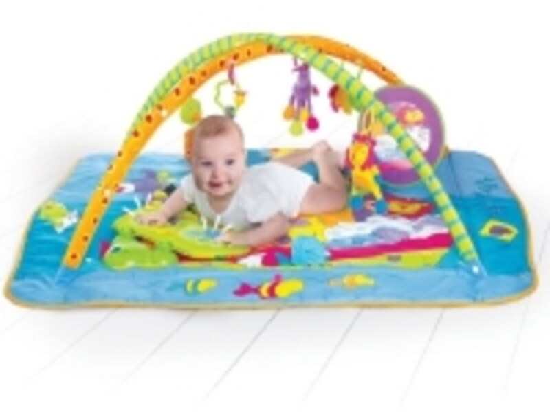 マットのヘリを広げれば広々としたプレイマットに。アーチを外して洗濯もできます