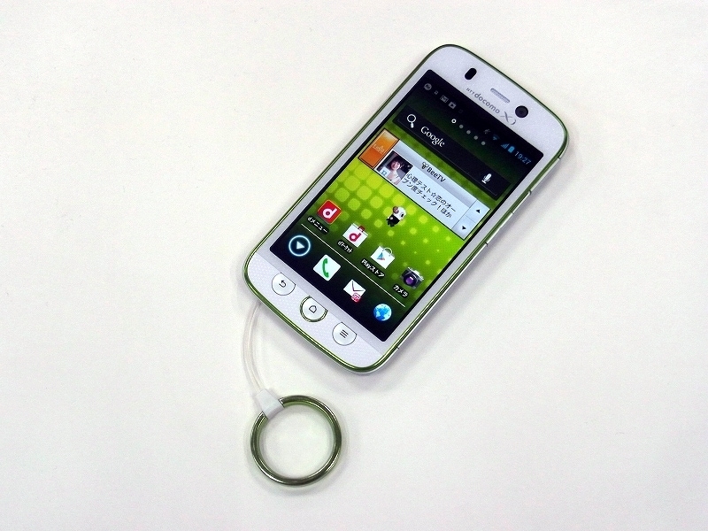 同梱のリング型ストラップは、MEDIAS U N-02の特徴の1つだ