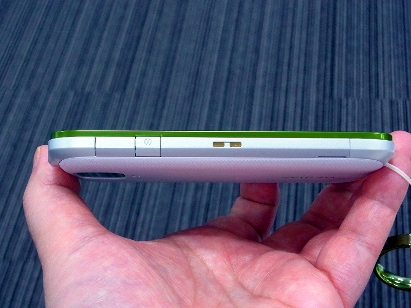 電源ボタンと中央に受電スタンドでの充電用接点のある側面