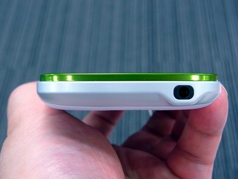 ヘッドフォン端子面は使い勝手を考えて平面にしている気配りがいい