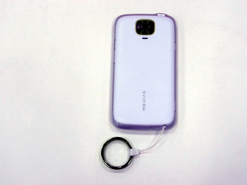 持った際のフィット感が心地よい背面仕上げ