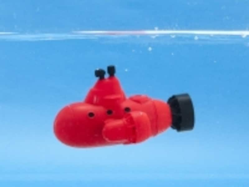 お風呂は程よい大きさと深さ。潜水艦の動きをじっくり観察できます