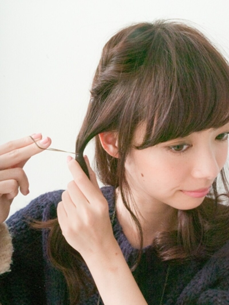 ひとつめの毛先も一緒に結ぶ
