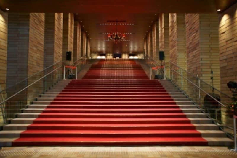 赤い絨毯の大階段
