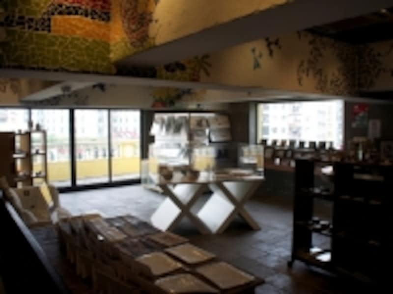 最上階のギャラリーでは地元アーティストの作品を展示・販売