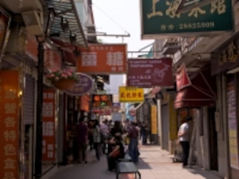 細いストリートの両側に小さな店が建ち並ぶ