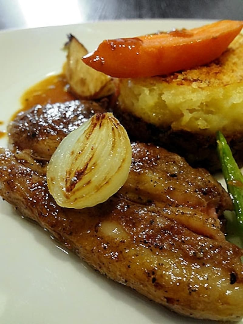 仔羊のスパイシーな煮込み料理とマッシュポテトのグラタン仕立て