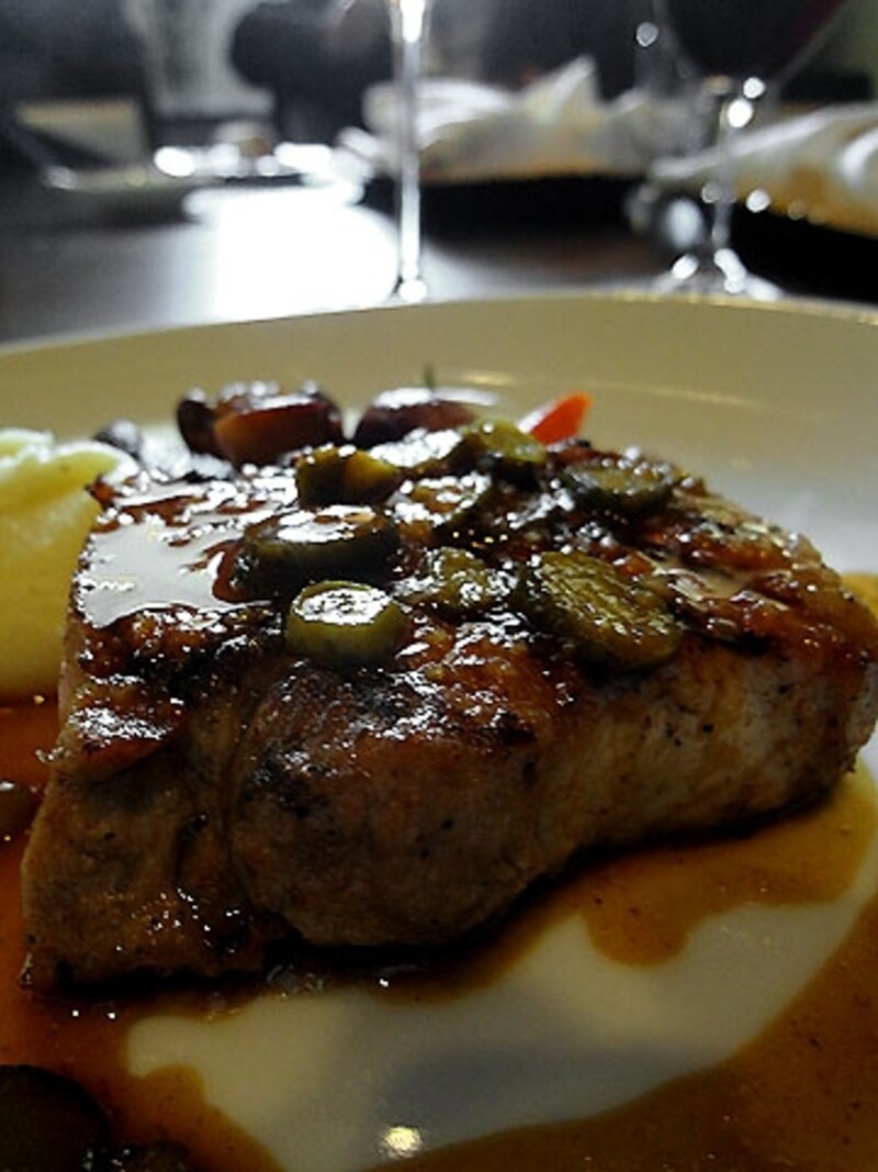 国産豚ロースのグリエ オニオンとコルニッションのソース