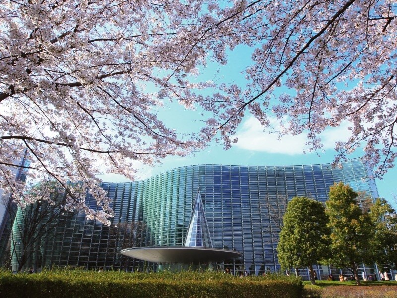 国立新美術館（現地より約1,100m/徒歩14分）　※平成22年11月撮影