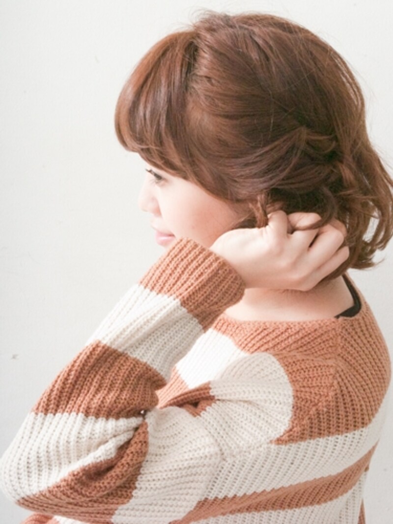 やや硬めのワックスを少量つける