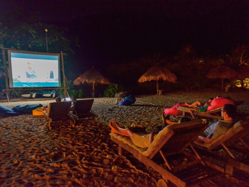 シネマ・パラディソ開催日はビーチに集合！ ゲストは無料で鑑賞することができます。