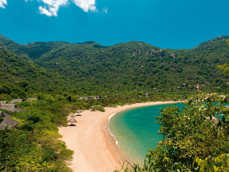 ニンバンベイは島ではありませんが、周囲を山に囲まれ、外部と遮断されています。そのため、リゾートへはボートを使い、海からのアクセスとなります。