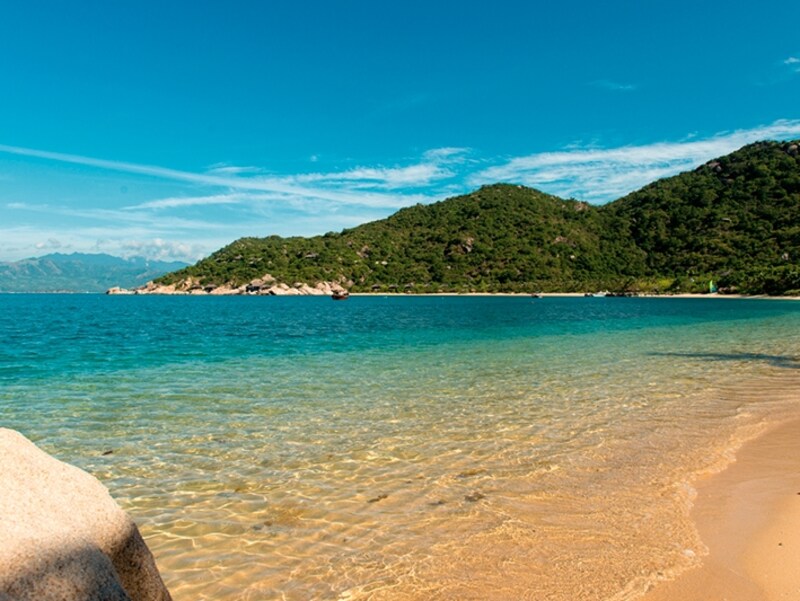 年間を通して温暖な気候のニャチャンはビーチリゾートとして有名。ことニンバンベイの海の透明度は素晴らしい！