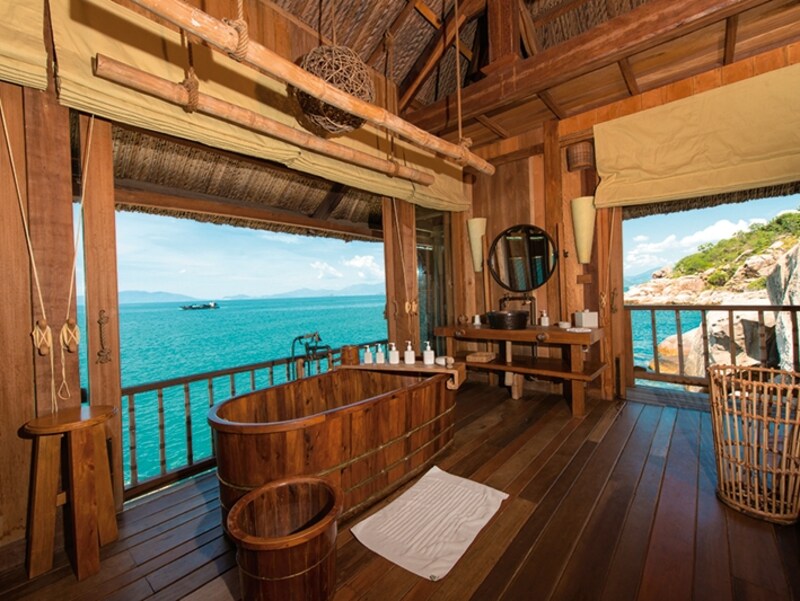 バスタブにハンドクラフトの木桶を採用。 まるで露天風呂のような開放的なバスルーム。