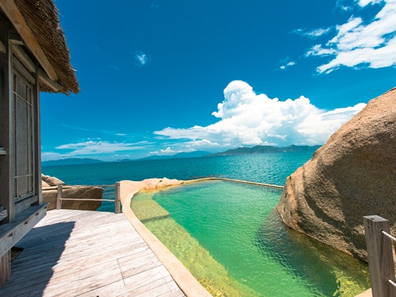 ウォーターヴィラのプライベートプール。空、海、 プール、とそれぞれのブルーが重なって常夏の 風景に。