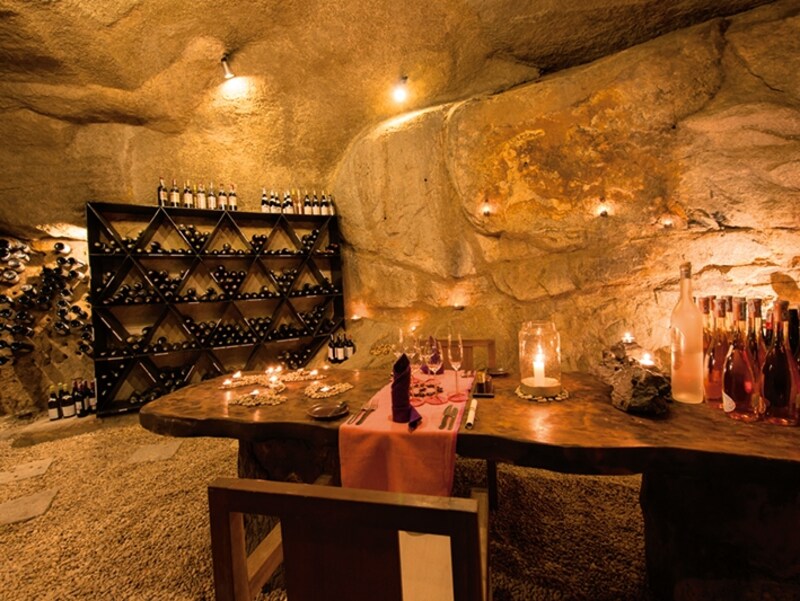 「Dinner in the Wine Cave」で洞窟ディナー はいかが？きっと想い出に残る一夜となるはず。
