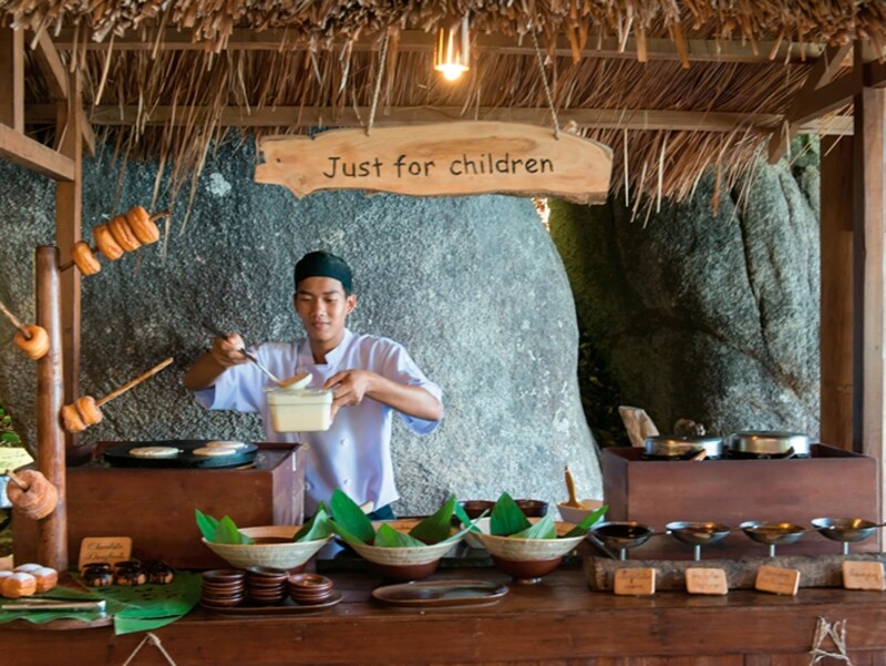 ベトナミーズの「Dining by  the Bay」。朝食 ビュッフェには、フォーなどベトナム料理のクッキングステーションも登場します。