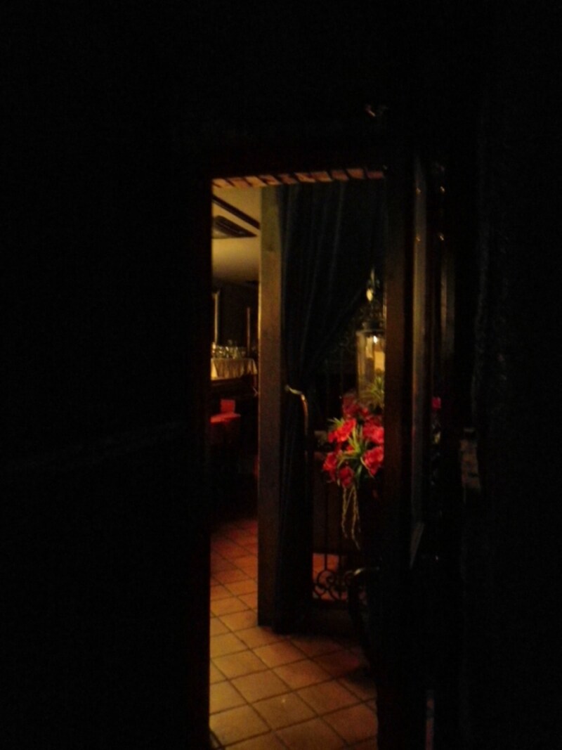 薔薇の花が迎える隠れ家のような二階席