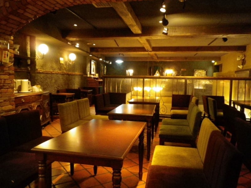 テラス席と室内席のほかに広い二階席もある