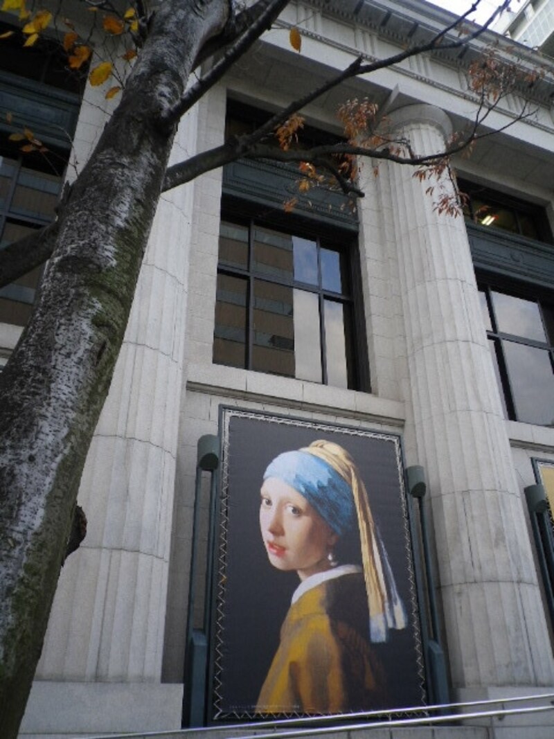 フェルメールの「真珠の首飾りの少女」の大きなのぼりがかけられていました