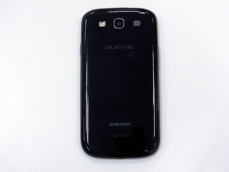 背面の手になじむラウンド形状が持ちやすい