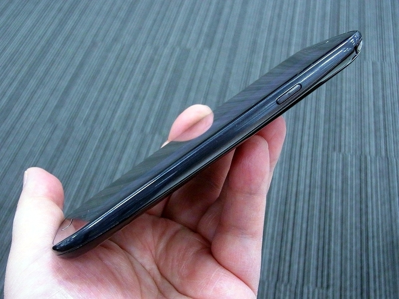 小型だが押しやすい電源ボタンを備える