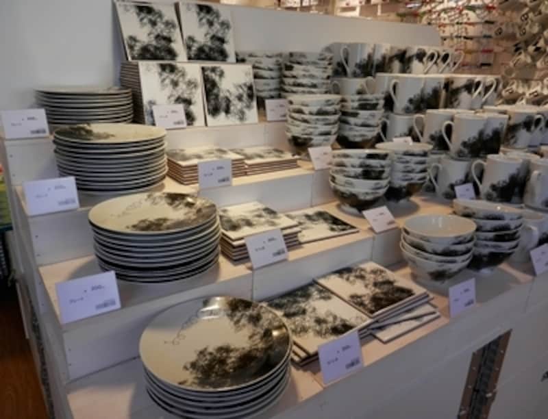 同じデザインの雑貨で食器、ショップ袋、ペーパーナプキンなどがある