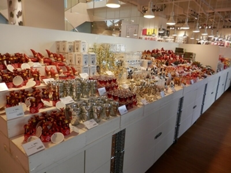 イガーのおすすめ商品が並ぶ路面の通路