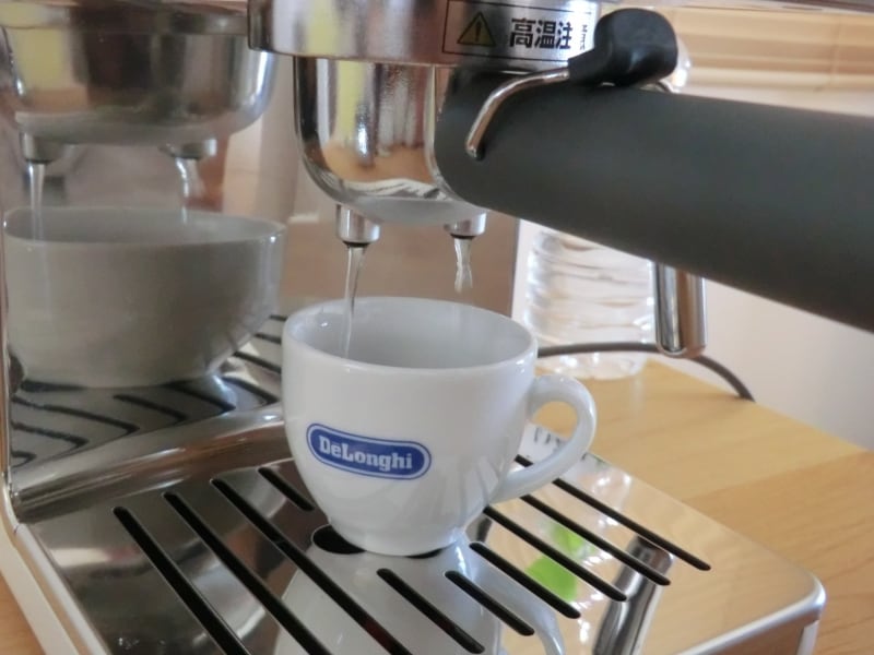 カップにお湯を入れて温めましょう