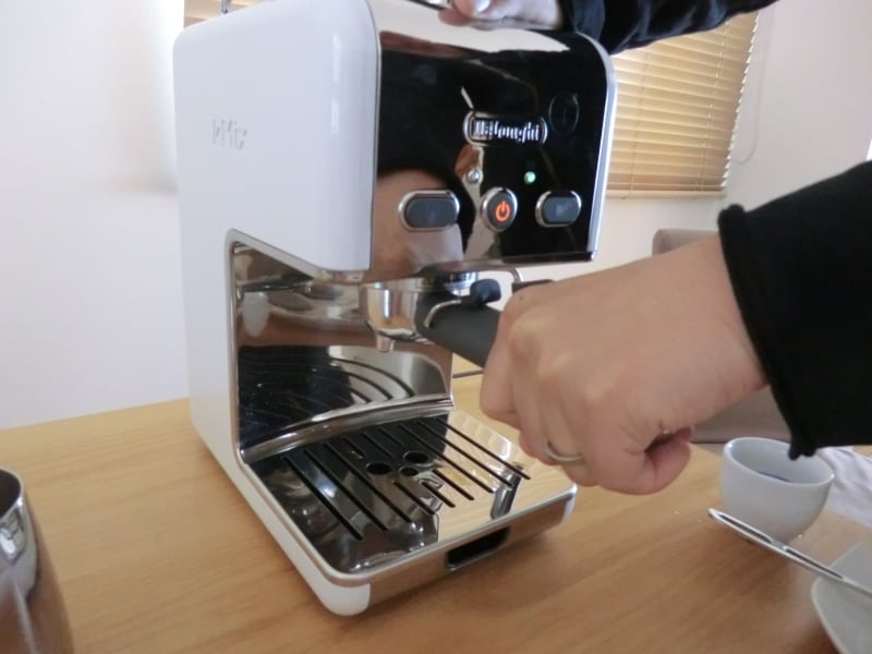 1杯取りフィルターは、カフェポッドでも豆でも、1杯注ぐために使用します。