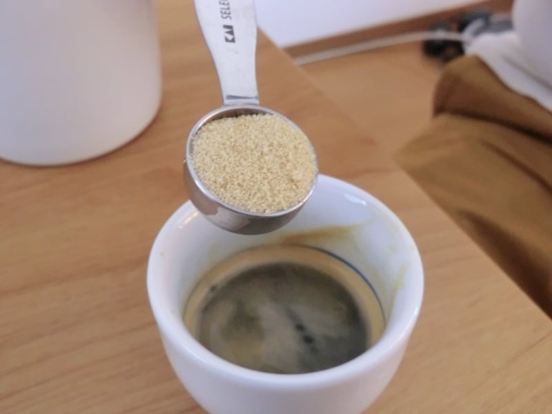 砂糖を食べるのは別に行儀が悪い行為ではありません