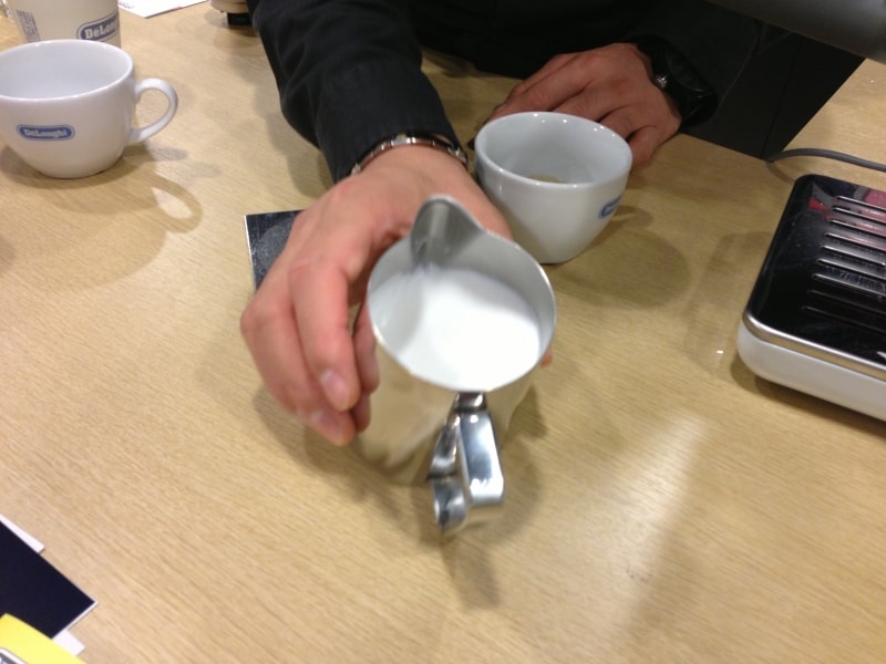 テーブルなどでやる場合、傷をつけないように注意