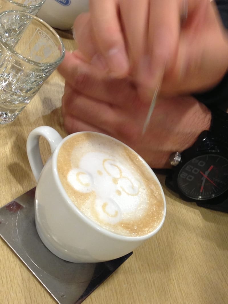 バリスタの先生はこういったラテアートを簡単に描いてしまう