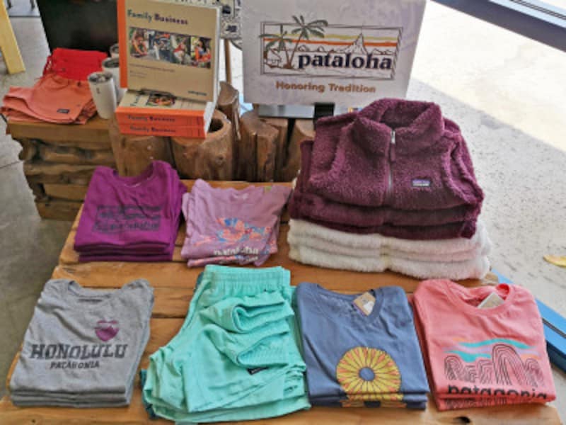 ホノルル店のガールズコーナー。左上2枚がパタロハTシャツ。左下がホノルル店限定Tシャツ。ボーイズデザインもある