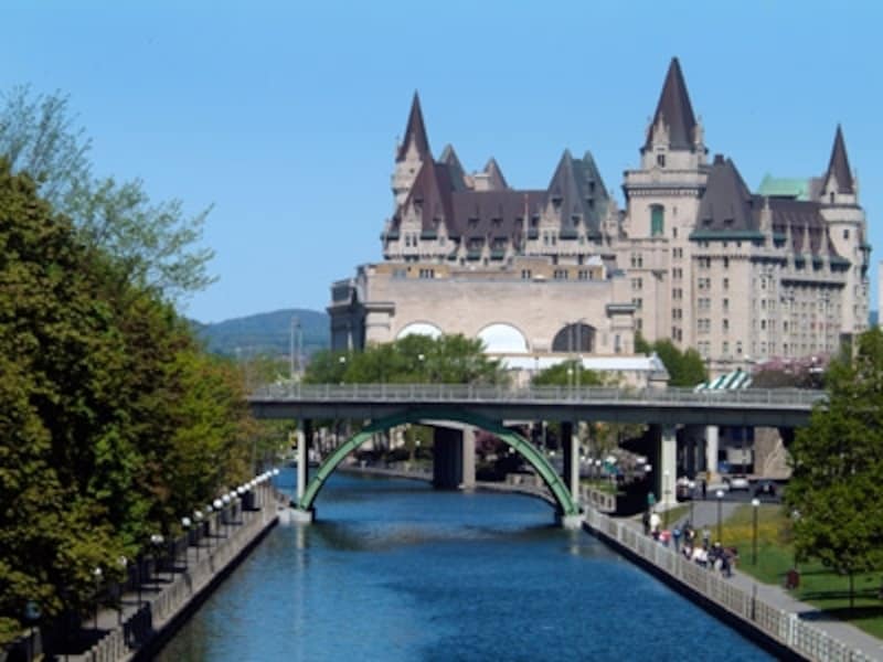見どころのひとつリドー運河へのアクセスもホテル選びの条件の一つ。バックにある建物はフェアモント・シャトーローリエ (C) Tourism Ontario