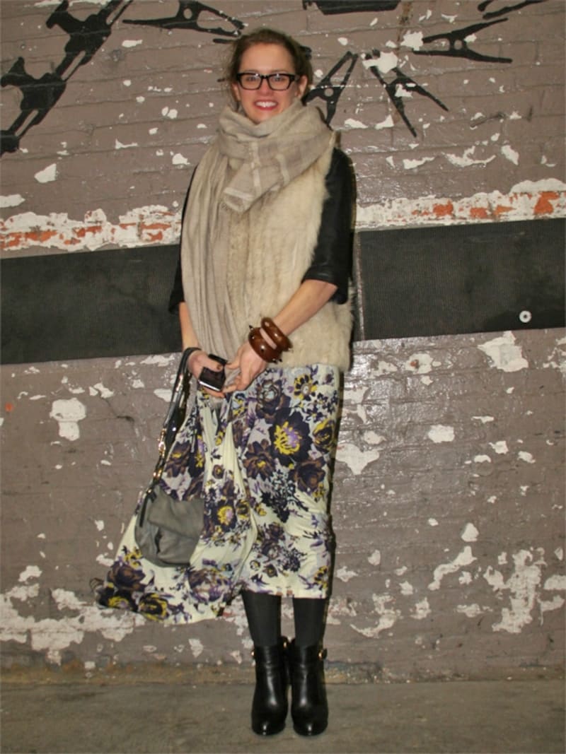 ベージュ系ストールをファーベストにふんわり上乗せ