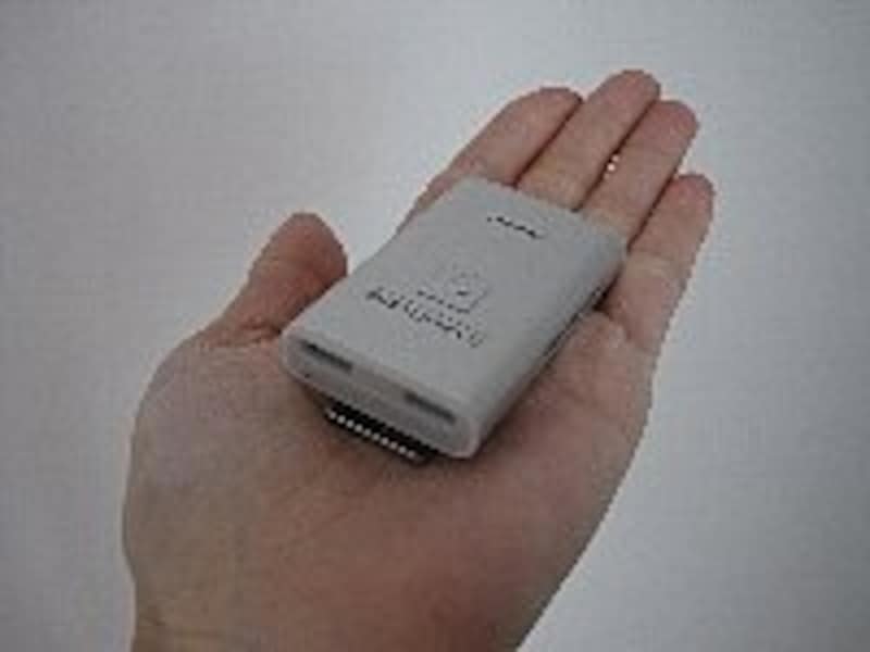 手のひらサイズの超小型・軽量な本体