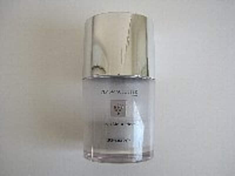 化粧水ボトルと見間違えそう！オシャレな充電スタンド