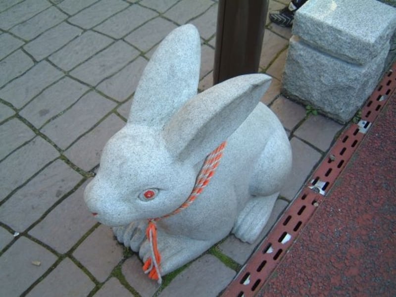 成田山新勝寺の参道に置かれている十二支の石像／うさぎ