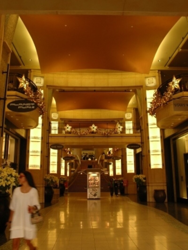 レッドカーペットが敷かれる階段