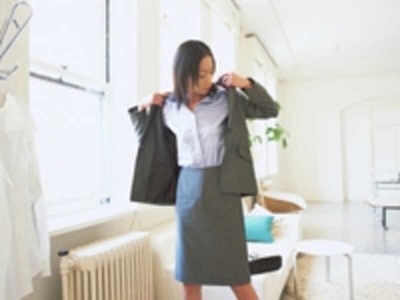 出社準備をする女子