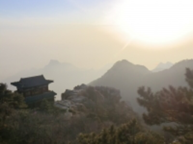 泰山の神秘的な山並みを見下ろす