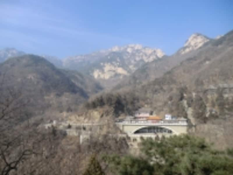 中天門付近と泰山の全容