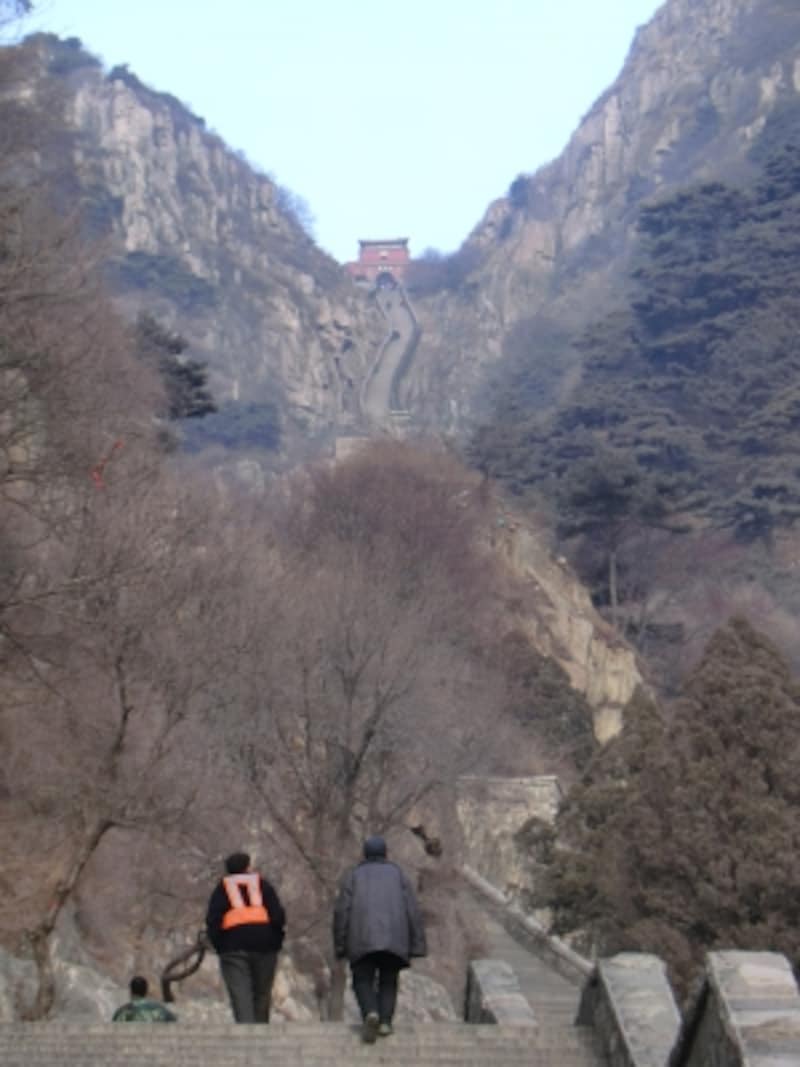 泰山名物「十八盤」。1600段の急勾配を一歩一歩登る最大の難所