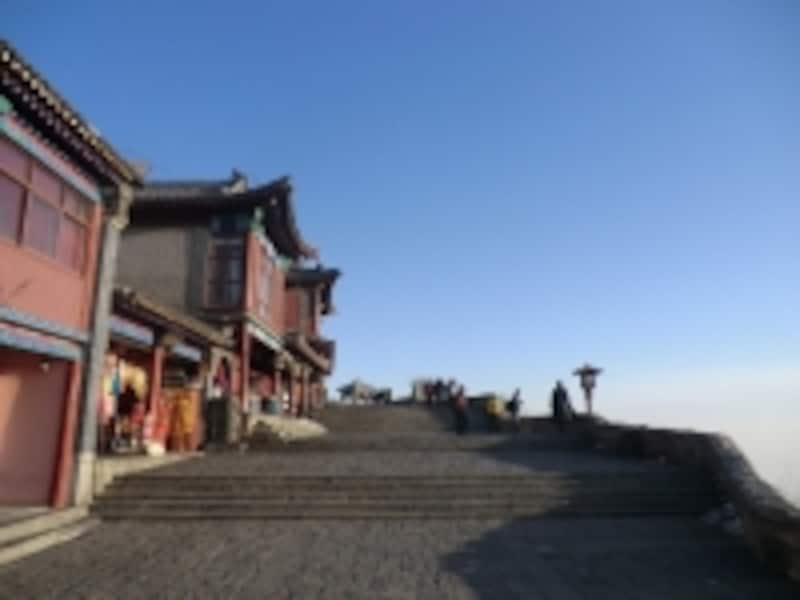 まさに天国にいる錯覚を覚えそうな「天街」の街並み