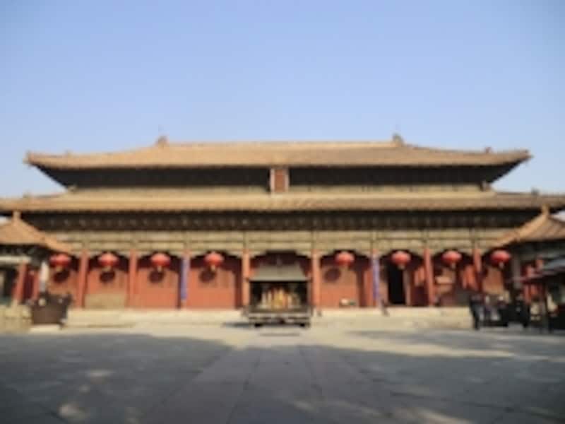 壮麗な天きょう殿は幅48.7m、高さ22.3m。泰山の神が祀られている