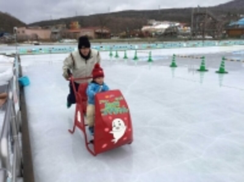 スケート補助そり「おたすけゴマちゃん」