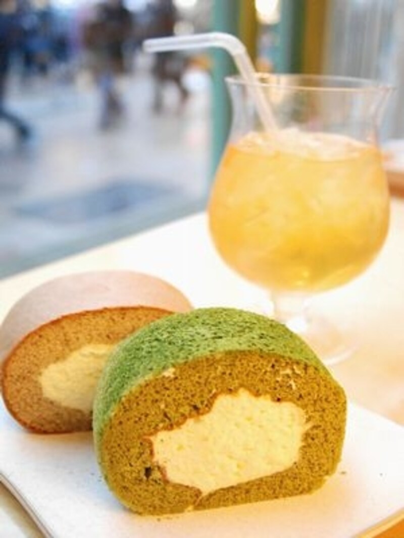 オープン当初から人気の緑茶のロールケーキ。紅茶味もあります